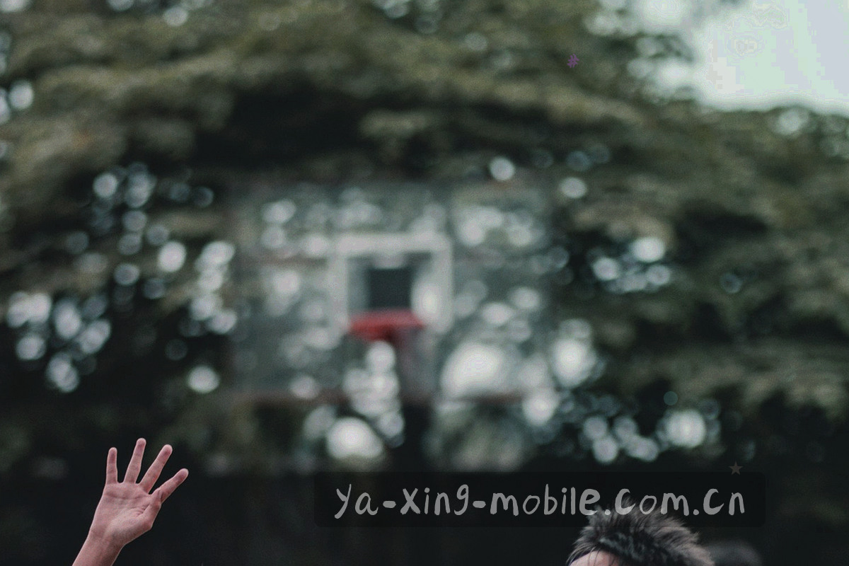深空蓝底色上几何边框与印章质感方块叠合的抽象图形