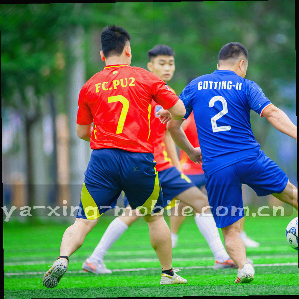 多层折叠面板与版本标签叠放的几何构图